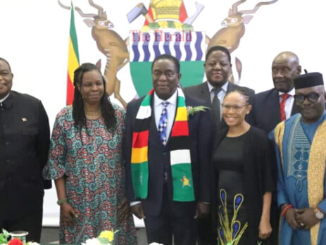 De la gauche (A l’avant): l ’Honorable General Dr. C. G.D.N. Chiwenga, Vice Président et Ministre de la Santé et de la protection de L’Enfant/ Vice Président de ICASA 2023, Zimbabwé, Prof. Morenike Ukpong, Trésorière de la SAA, Son Excellence. Emerson Mnangagwa, President du Zimbabwe, Dr. Fikile Ndlovu, Secrétaire Générale Adjointe de la SAA, De la droite (A l’arriere): Hon. Dr. David Pagwesese Parirenyatwa, Président de la SAA, Air Commodore (Dr.) Jasper Chimedza, Secretaire Permanent au Ministère de la Santé et de la protection de L’Enfant, lors de la signature du protocole d’accord de ICASA 2023, Palais présidentiel, Harare, Zimbabwé