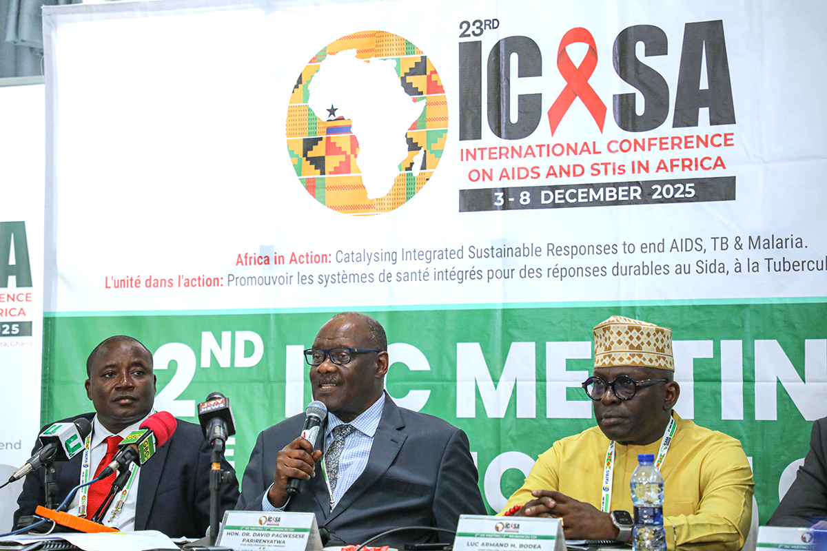 From left to right : (Director-General of the Ghana AIDS Commission, Dr Kharmacelle Prosper Akanbong, Dr David Pagwesese Parirenyatwa, President of the Society for AIDS in Africa,Mr Luc Armand Bodea, Director of ICASA and Coordinator of the SAA