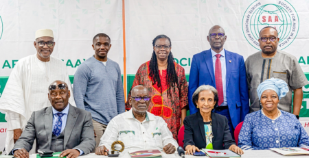 Photo de groupe des membres du Conseil Administratif de la SAA (De la gauche vers la droite: Dr. Aliou Sylla, Trésorier; Dr. Avelin Aghokeng Fobang, Secrétaire Général Adjoint; Prof. Morenike O. Ukpong, Membre, Hon. Dr. Dr. Nchabi Richard Kamwi, President de la SAA, et Dr. Djoualdbaye Benjamin, Membre) et le Conseil des sages de la SAA (De la gauche vers la droite: Hon. Dr. David Pagwesese Parirenyatwa, Prof. Robert Soudré, Dr. Meskerem Grunitzky et Prof. Sheila Tlou)