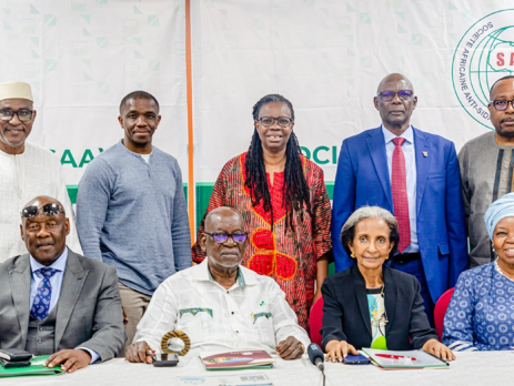 Photo de groupe des membres du Conseil Administratif de la SAA (De la gauche vers la droite: Dr. Aliou Sylla, Trésorier; Dr. Avelin Aghokeng Fobang, Secrétaire Général Adjoint; Prof. Morenike O. Ukpong, Membre, Hon. Dr. Dr. Nchabi Richard Kamwi, President de la SAA, et Dr. Djoualdbaye Benjamin, Membre) et le Conseil des sages de la SAA (De la gauche vers la droite: Hon. Dr. David Pagwesese Parirenyatwa, Prof. Robert Soudré, Dr. Meskerem Grunitzky et Prof. Sheila Tlou)