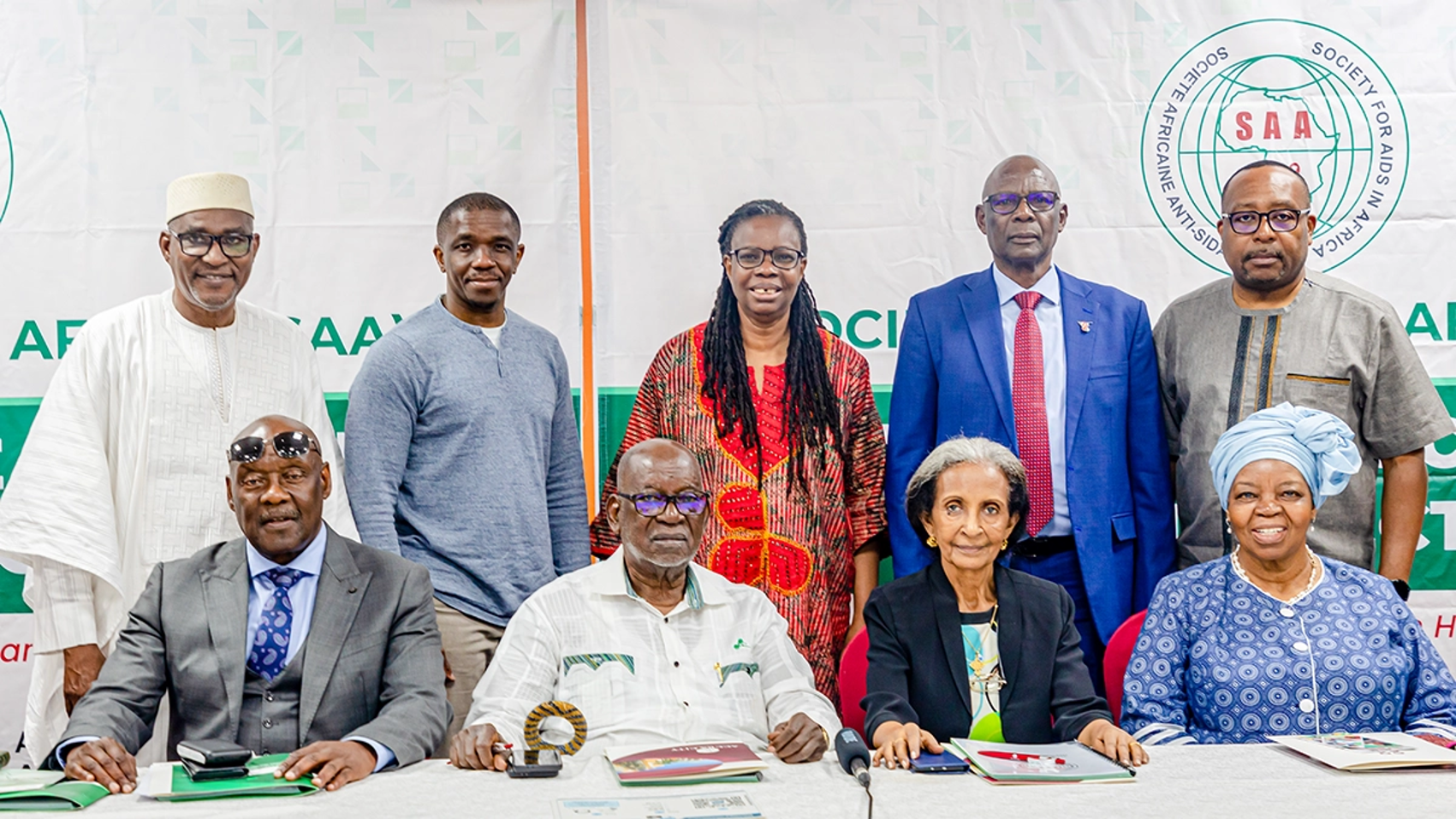 Photo de groupe des membres du Conseil Administratif de la SAA (De la gauche vers la droite: Dr. Aliou Sylla, Trésorier; Dr. Avelin Aghokeng Fobang, Secrétaire Général Adjoint; Prof. Morenike O. Ukpong, Membre, Hon. Dr. Dr. Nchabi Richard Kamwi, President de la SAA, et Dr. Djoualdbaye Benjamin, Membre) et le Conseil des sages de la SAA (De la gauche vers la droite: Hon. Dr. David Pagwesese Parirenyatwa, Prof. Robert Soudré, Dr. Meskerem Grunitzky et Prof. Sheila Tlou)